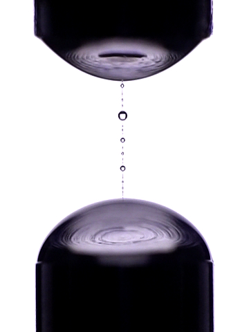 When stretched, viscoelastic fluids often form droplets along a thin strand of fluid rather than breaking up. This is known as the beads-on-a-string instability. Image by Bavard Keshavarz.